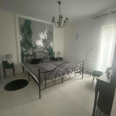 בית נופש Beachfront In 54818