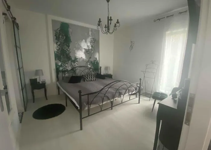 בית נופש Beachfront In 54818